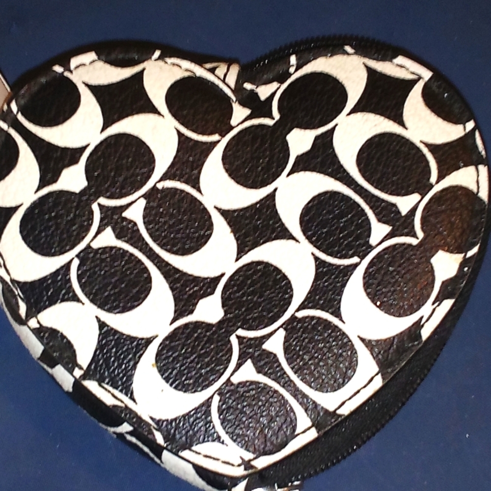 Heart-Shaped Black and White Coin Purse